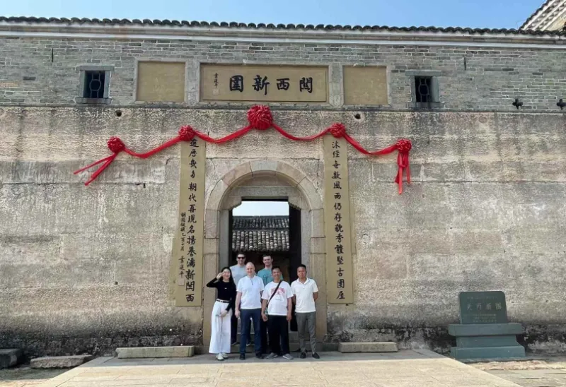 Kucie biznesu, kucie przyjaźni: Yanming Metal Etching Factory pogłębia współpracę z klientami zagranicznymi